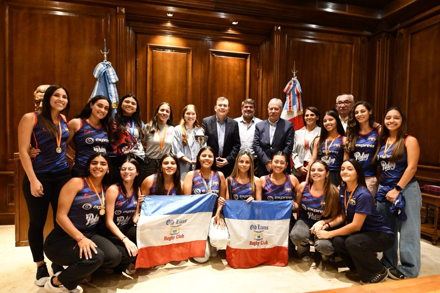 SANTIAGO DEL ESTERO: El plantel femenino de Hockey tras consagrarse campeón fue recibido por el Gobernador Zamora.