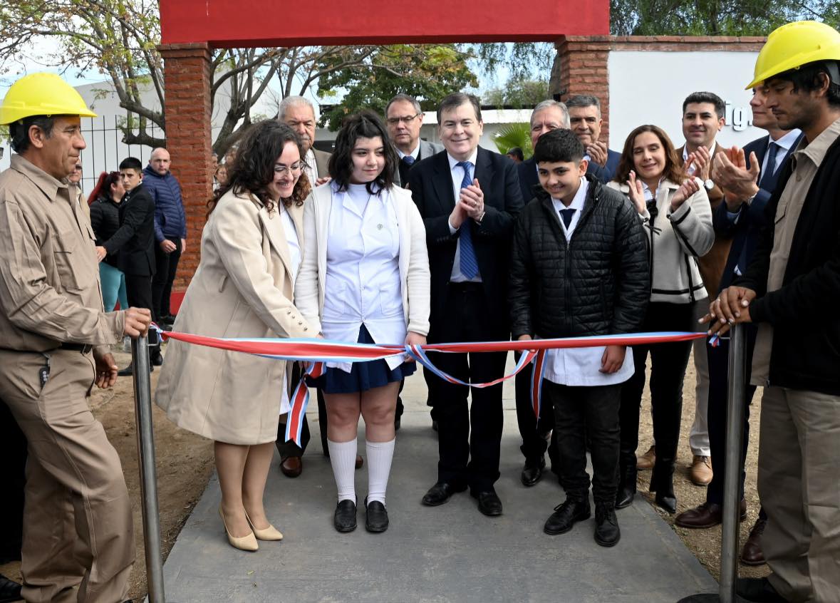 Gobernador Zamora Refuerza Educación y Liderazgo Femenino en Santiago del Estero