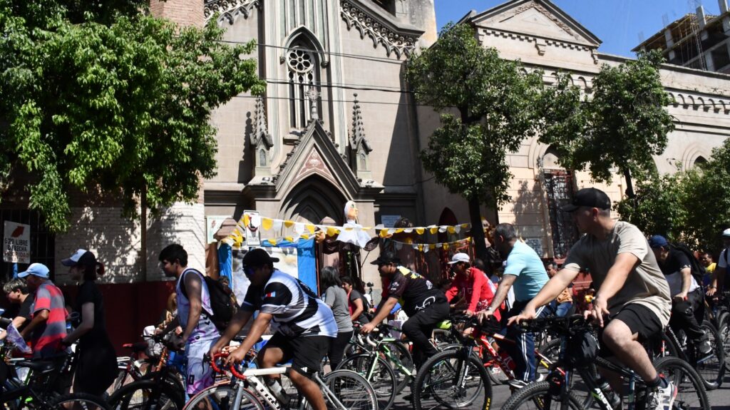 SANTIAGO DEL ESTERO: Cientos de Fieles se Unen en la 41° Edición del Vía Crucis en Bicicleta.